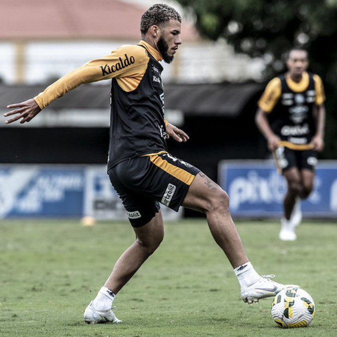 Nathan no CT Rei Pelé na semana passada: expectativa por estreia em Cuiabá