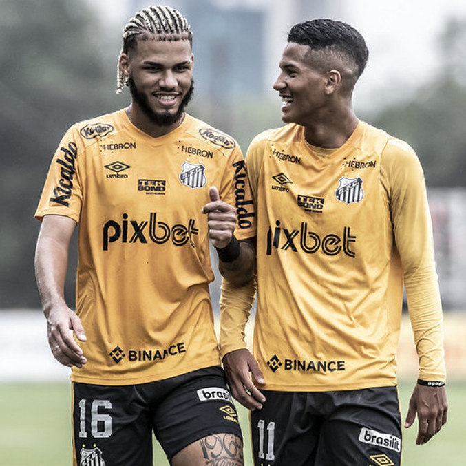 Lateral Nathan e atacante Ângelo em treino recente do Santos no CT Rei Pelé