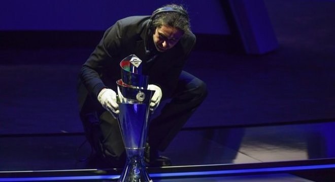 A linda taça da nova competição da UEFA