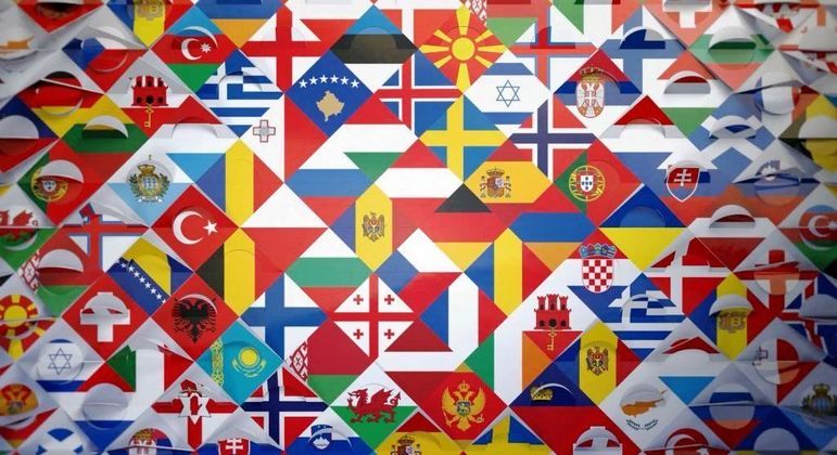 Painel com os símbolos das 55 seleções da Nations League