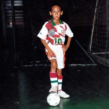 Natural de Mogi das Cruzes, ele mostrou talento para o futebol muito cedo. Em 1998, com apenas seis anos, ingressou nas categorias de base da Portuguesa Santista, onde ficou até 2003, quando 