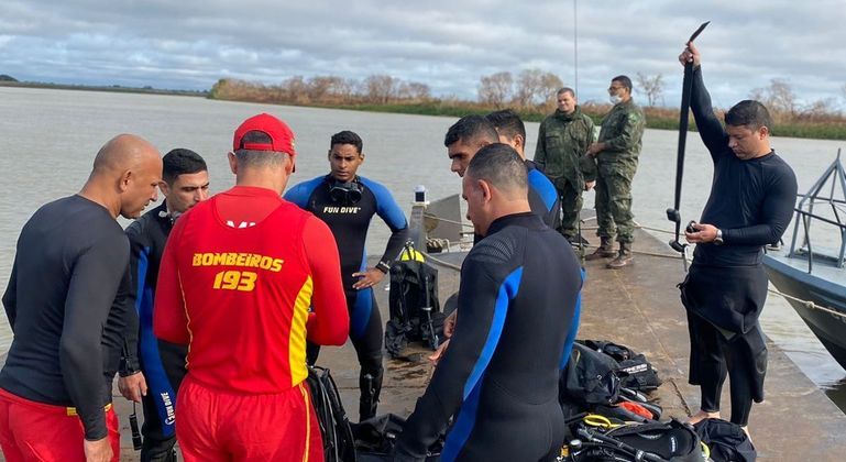 Bombeiros buscam vítimas e desaparecidos de embarcação que naufragou no Pantanal