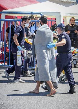 Equipe de resgate da Grécia salvou mais de cem pessoas