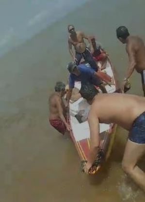 Pessoas ajudam a resgatar vítimas de naufrágio no Pará