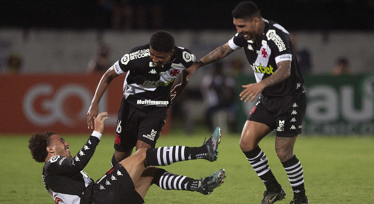 Figueiredo, Andrey Santos e Yuri Lara comemoram gol que abriu o caminho para a vitória do Vasco no Arruda
