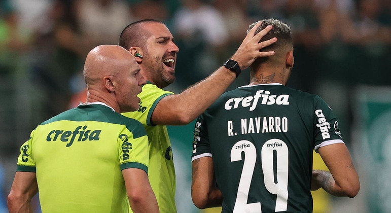Navarro recebe o afago de João Martins, auxiliar de Abel Ferreira, que foi o treinador ontem