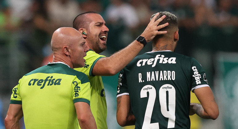 Navarro recebe o afago de Jo&atilde;o Martins, auxiliar de Abel Ferreira, que foi o treinador ontem