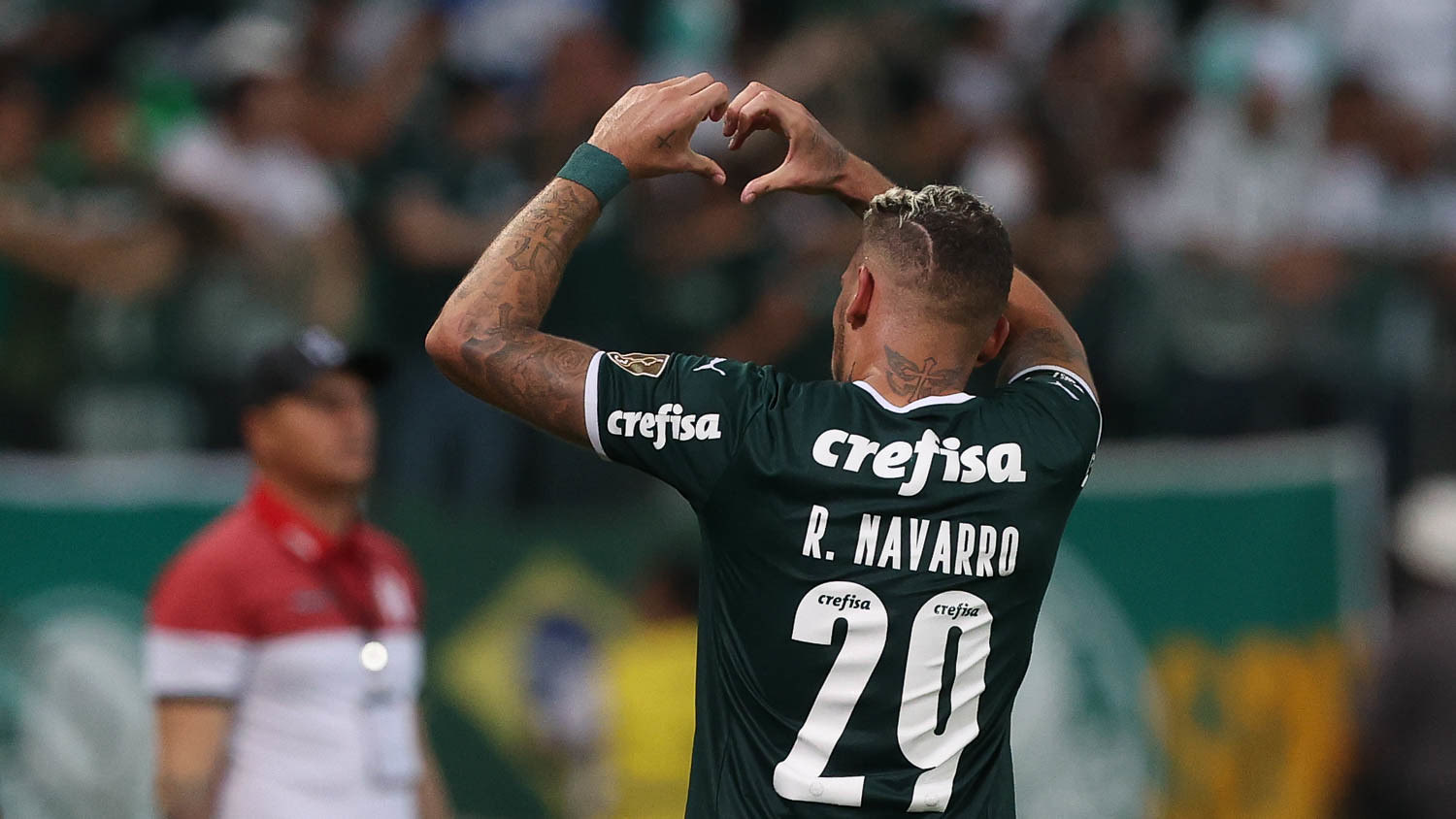 A torcida do Palmeiras aplaudiu Navarro, de pé, após a partida. Euforia pelos quatro gols