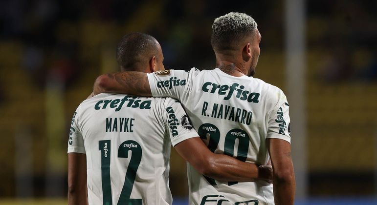 Mayke e Navarro comemoram gol do atacante contra o Táchira pela Libertadores 2022