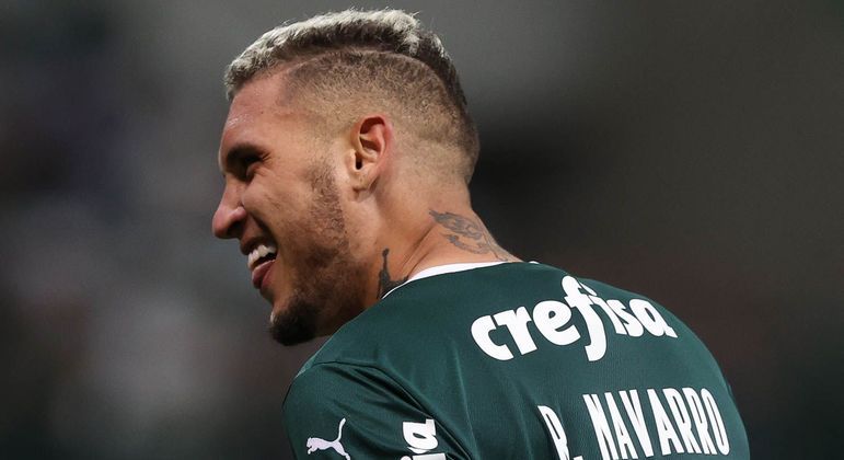 Navarro comemora 3º gol na goleada sobre o Petrolero, pela Libertadores, no Allianz Parque