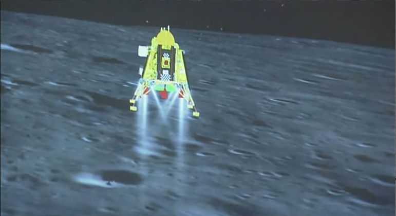 Nave Chandrayaan-3 preparando-se para pousar na Lua
