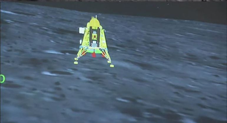 Print de tela mostra a nave Chandrayaan-3 se aproximando do solo lunar