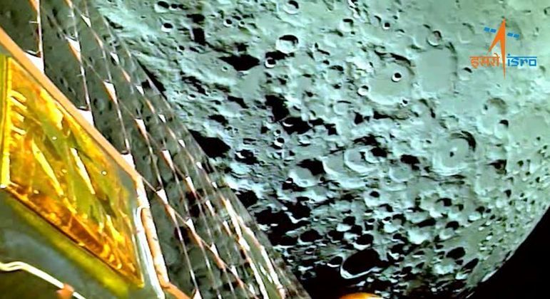 Foto da região sul da lua feita pela nave da Índia