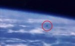 O vídeo foi bastante analisado e mostra o que realmente parece um OVNI escuro voando em alta velocidade