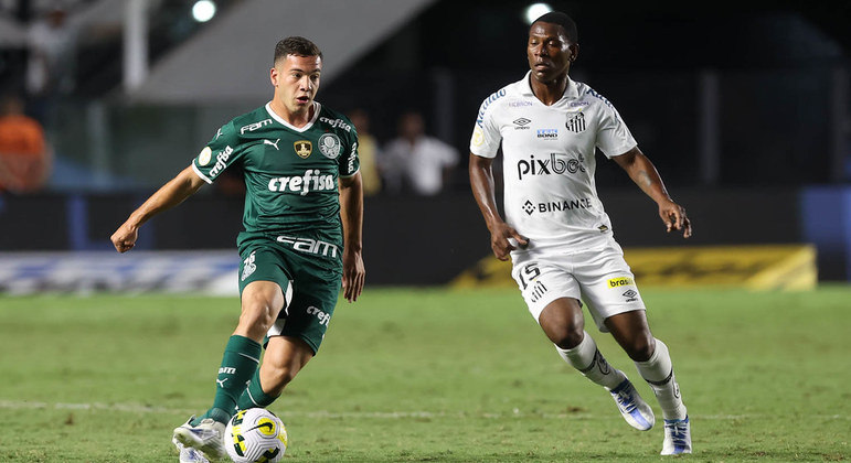 Fabinho dá passe antes da tentativa de desarme do jogador do Santos em vitória do Brasileirão