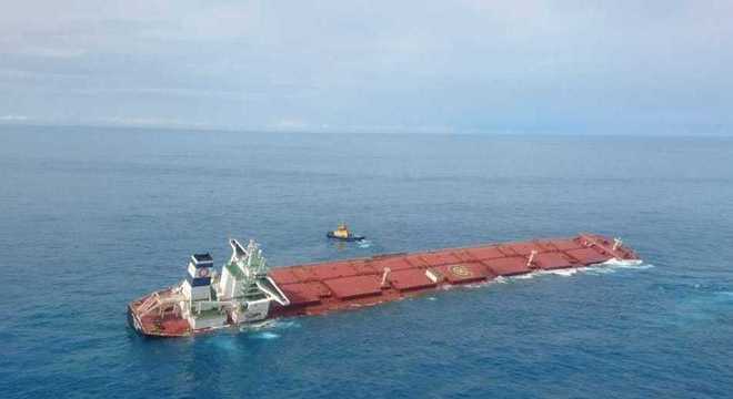 Resultado de imagem para Marinha confirma vazamentos em navio que está afundando no MA