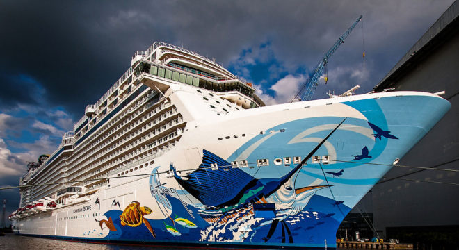 O navio Norwegian Escape, com capacidade para 4.200 passageiros, inclinou