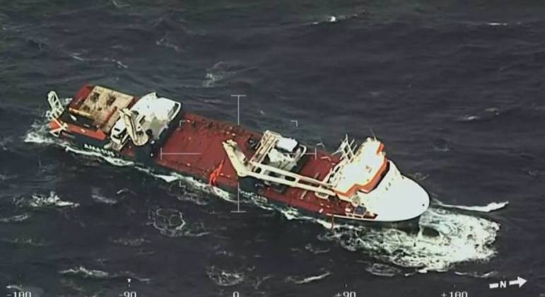 Tripulação foi resgatada durante uma tempestade
