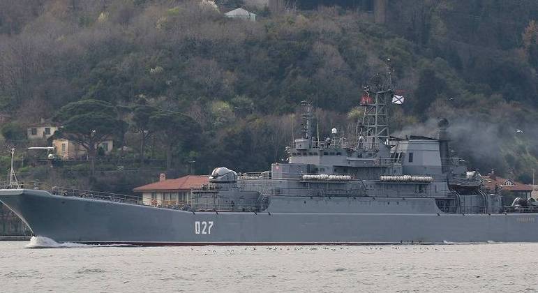 Navio de guerra russo navega pelo estreito de Bósforo em Istambul