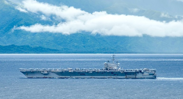 Porta-aviões USS Ronald Reagan se posicionou em águas próximas de Taiwan