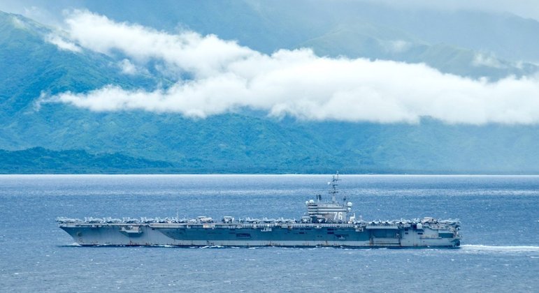 Porta-aviões USS Ronald Reagan está posicionado no mar das Filipinas, ao sul de Taiwan
