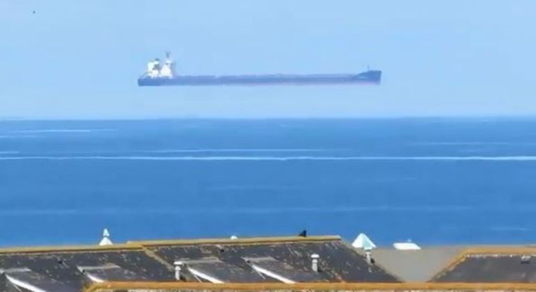 Vídeo em que navio parece flutuar no céu da cidade de Cornualha viralizou nas redes sociais