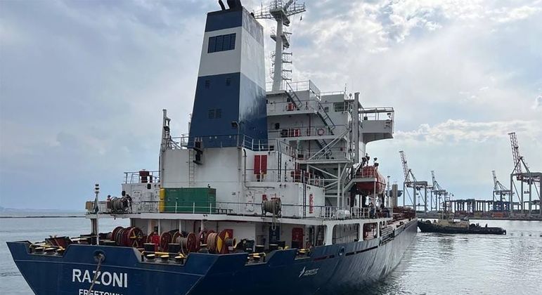 Navio de Serra Leoa no porto de Odessa, nesta segunda (1), com carregamento de milho