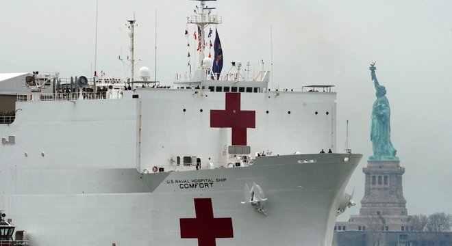 Um membro da tripulação do navio hospitalar enviado para Nova York testou positivo para coronavírus