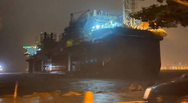 Internautas registraram nas redes sociais o navio na orla da praia em Niterói