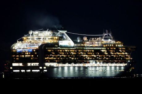 Diamond Princess está ancorado em Yokohama