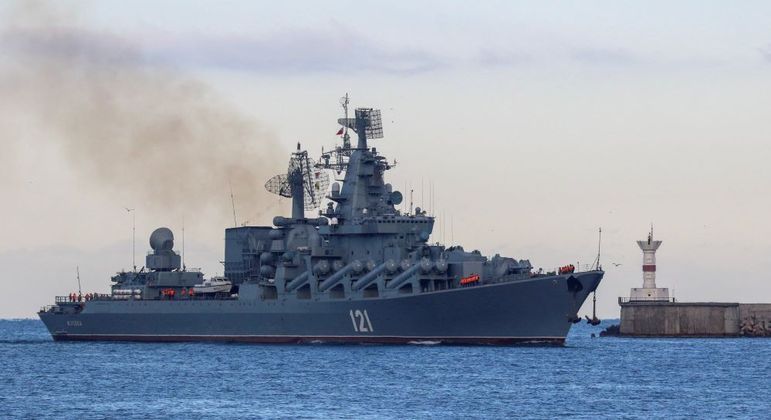 O navio russo Moskva arde em chamas no mar Negro