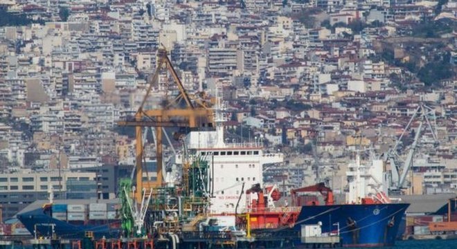 Os óxidos de enxofre (SOx) são liberados na atmosfera quando o combustível queima junto com o restante das emissões do navio