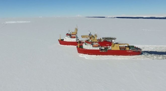 Navios quebra-gelo na Antártida