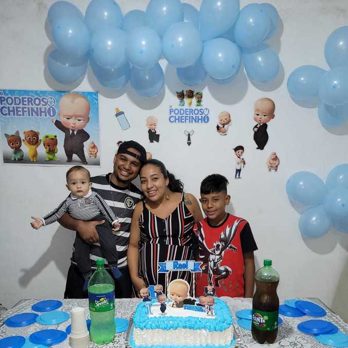 Nayanne ao lado dos filhos e marido, celebrando o 1º aniversário de Rael