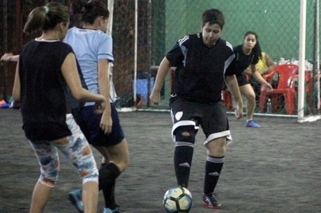 Nayara em campo no projeto Joga Miga (Carol Ribeiro / Divulgação)