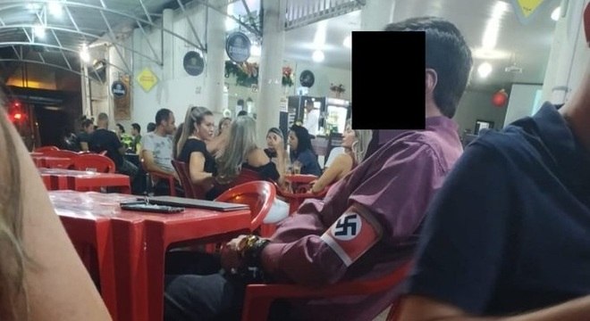 Homem ostenta faixa com símbolo do nazismo em restaurante de Unaí (MG)