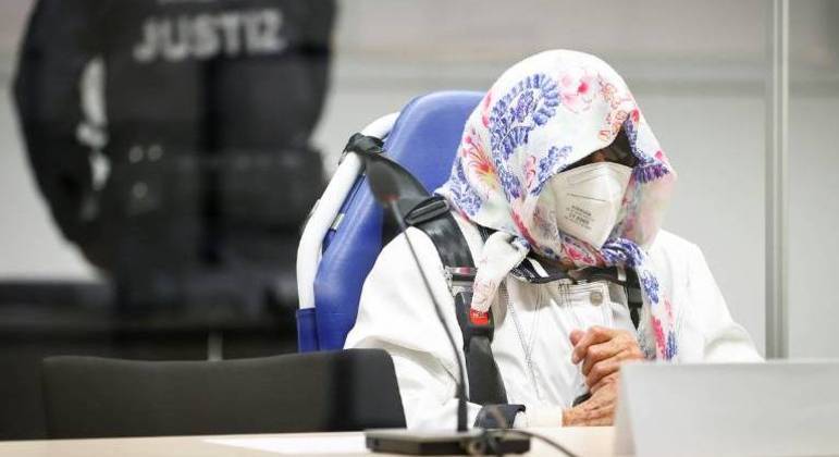 Irmgard Furchner, ex-secretária do campo de concentração de Stutthof, participa de um julgamento, em Itzehoe