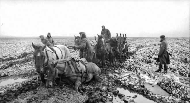 Nazistas sofrem com a lama após a neve e o gelo derreterem
(Wikimedia Commons)