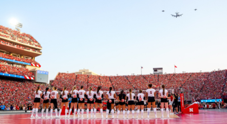 Na história do vôlei, o recorde dos Huskers só fica atrás do histórico confronto entre Brasil e União Soviética, realizado no Maracanã, em 1983, com um público de 95.887 espectadores. O time brasileiro contava com nomes importantes, como Bernard, Bernardinho e Renan Dal Zotto, e venceu por 3 a 1