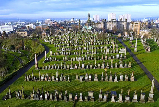 Necrópole de Glasgow (Escócia): É um dos maiores cemitérios de estilo vitoriano da Europa e um dos locais históricos mais populares da cidade.
