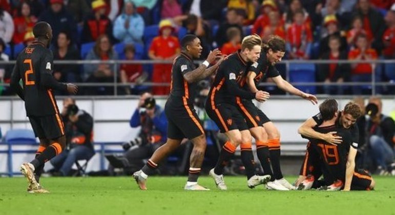 A euforia dos nederlandeses pelo gol da vitória bem nos acréscimos
