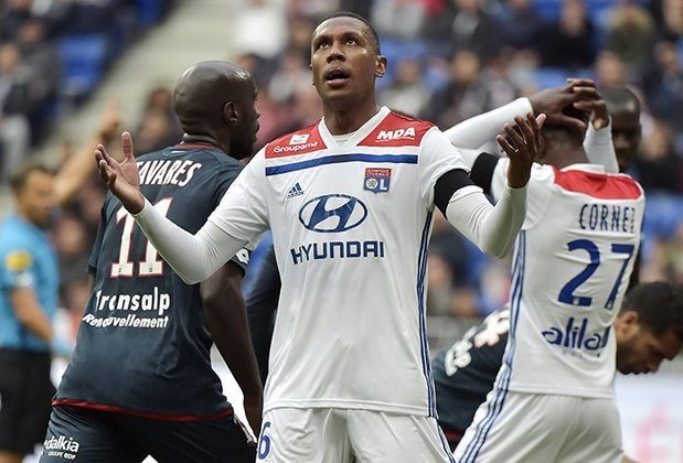 NEGOCIANDO - Após rescindir com o Lyon, o zagueiro Marcelo parece já ter se acertado com o Bordeaux para defender o clube nos próximos seis meses, segundo o 'RMC'.