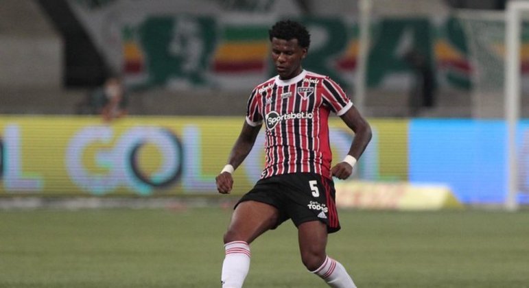 NEGOCIANDO - Com vínculo até 25 de junho de 2022, Arboleda poderá assinar um pré-contrato com outra equipe daqui a 15 dias. Sendo assim, o São Paulo deseja resolver a situação o quanto antes para não ter concorrência. Segundo apurou o LANCE!, a negociação segue travada devido aos valores. Arboleda deseja uma valorização salarial, mas a grave crise financeira do Tricolor dificulta um acordo com o equatoriano. As negociações seguem e apesar dos impasses, ambas partes confiam em um final feliz.