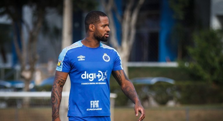 NEGOCIANDO - Dedé realizou exames médicos no Botafogo. Se aprovado, pode ser contratado. Livre no mercado desde que deixou o Cruzeiro, Dedé chegaria sem custos de transferência ao Botafogo. Os salários do jogador seriam baixos até mesmo pensando na realidade financeira do Alvinegro. O contrato, caso tudo der certo, será válido até o Carioca com uma cláusula de renovação para o Campeonato Brasileiro.