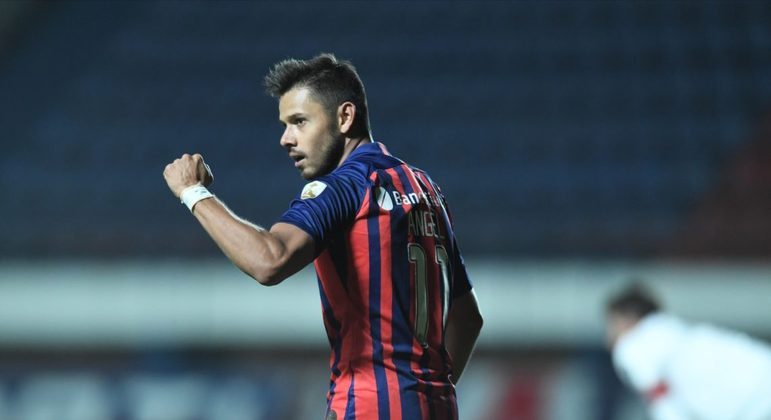 NEGOCIANDO - Livres no mercado desde a saída do San Lorenzo, Ángel e Óscar Romero, a dupla mais polêmica do futebol sul-americano, aparecem na mira de debates do Boca Juniors. De acordo coma TyC Sports, Juan Román Riquelme analisou o mercado e escolheu o nome de Ángel Romero para atuar na La Bombonera a partir de 2022.