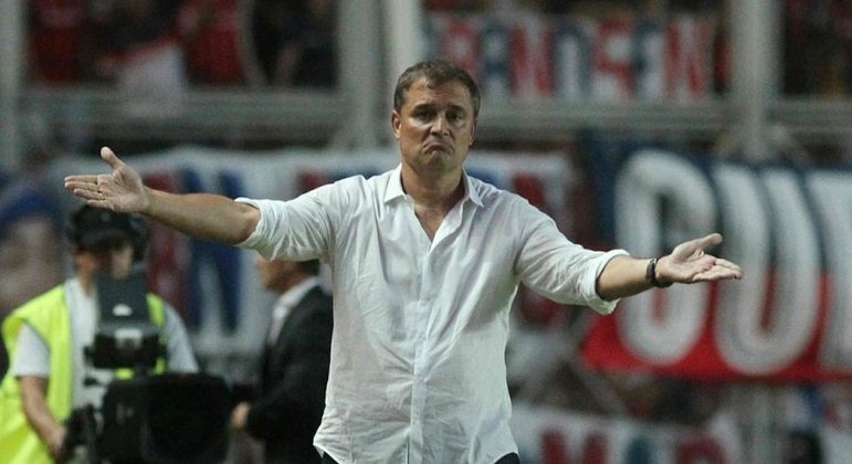 NEGOCIANDO - Na busca por um novo treinador, a Associação Uruguaia de Futebol tomou um grande golpe devido a Marcelo Gallardo ter optado por ficar no River Plate. Em conversa com a imprensa uruguaia, Gastón Tealdi, nome forte da AUF, o novo treinador do Uruguai será anunciado nos próximos dias. Sem Marcelo Gallardo, o nome de Diego Aguirre ganha força e, a sua saída eminente do Internacional, deve selar o seu destino no país natal.