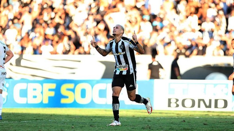NEGOCIANDO - O atacante Rafael Navarro deve ser jogador do Palmeiras em 2022. O jornalista Venê Casagrande informou que o atacante do Botafogo viajará a São Paulo na próxima terça-feira (21) para realizar exames médicos no Verdão.