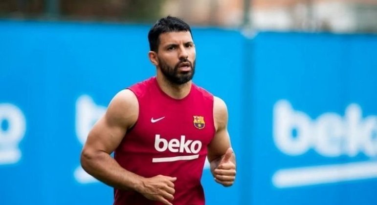 NEGOCIANDO - O atacante Sergio Aguero deve anunciar aposentadoria nesta quarta-feira (15), segundo o jornal El Periódico. O Barcelona já tem preparado um ato em homenagem ao argentino, que pode deixar os gramados por conta de uma arritmia cardíaca