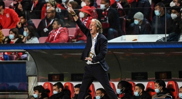NEGOCIANDO - O Atlético-MG teve, nesta quarta-feira (29), uma reunião considerada importante e positiva para os dois lados com o técnico Jorge Jesus. O clube expôs ao treinador que ele é o único plano até agora. O Galo não tem outra alternativa caso o 
