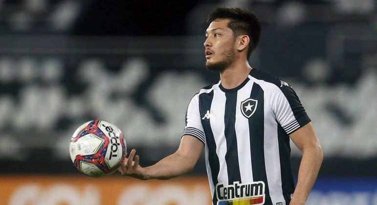 NEGOCIANDO - O Botafogo formalizou uma proposta ao Mirassol para comprar Luís Oyama, que atuou por empréstimo no Glorioso em 2021. O clube carioca até tentou uma renovação do empréstimo anteriormente, mas o clube paulista foi irredutível e só aceita uma negociação em definitivo